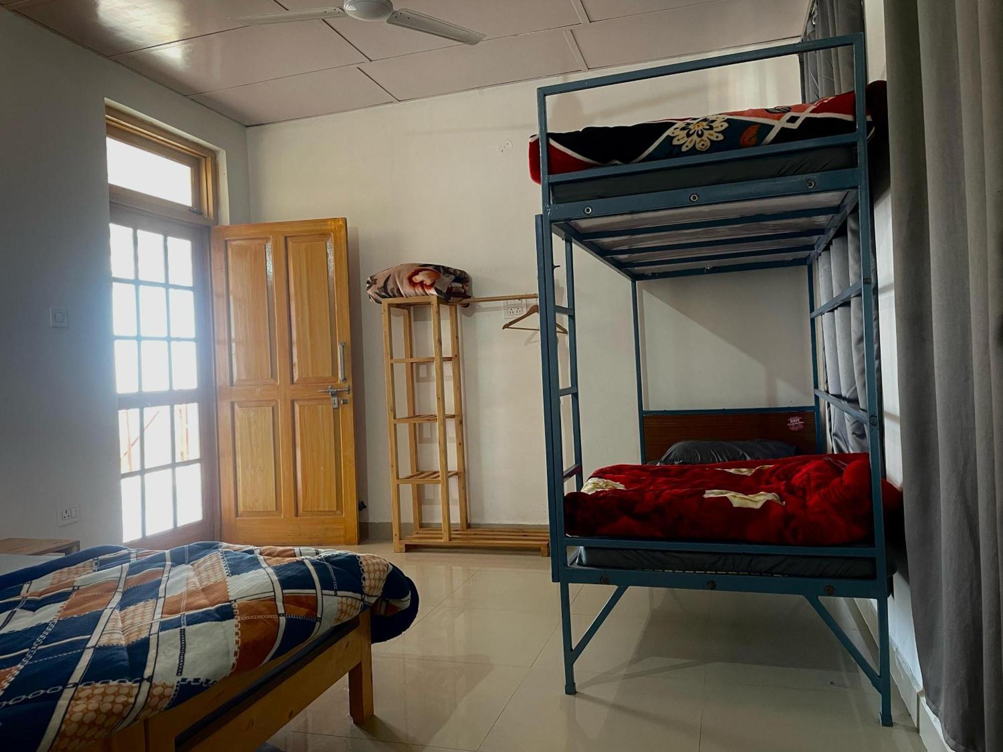 Bir Nest Hostel Esterno foto