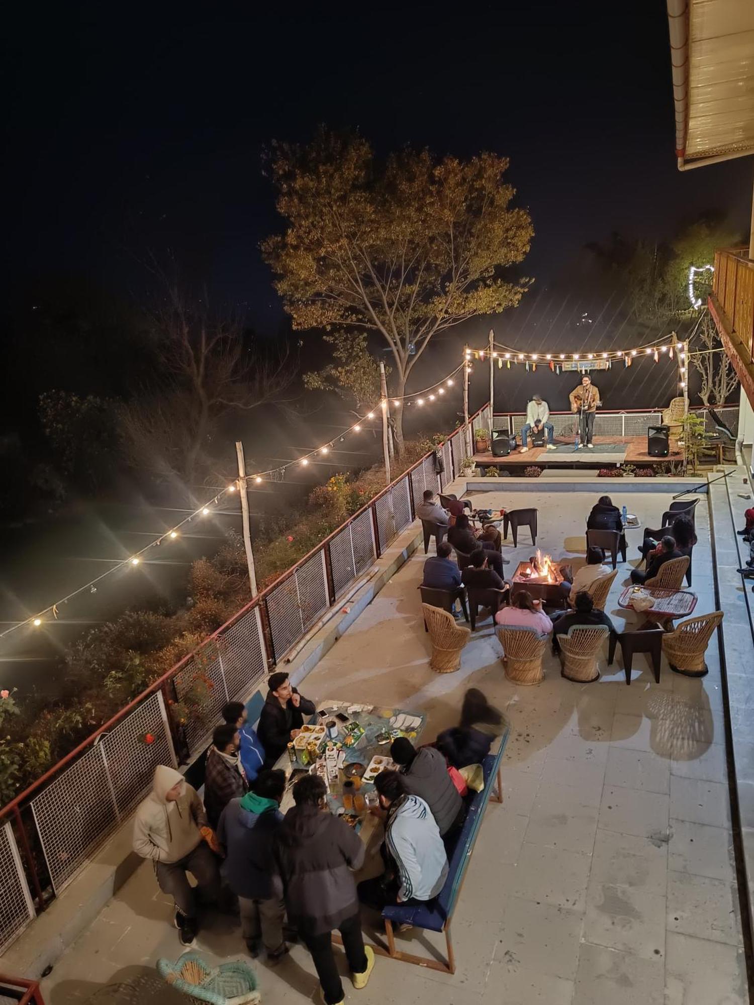 Bir Nest Hostel Esterno foto